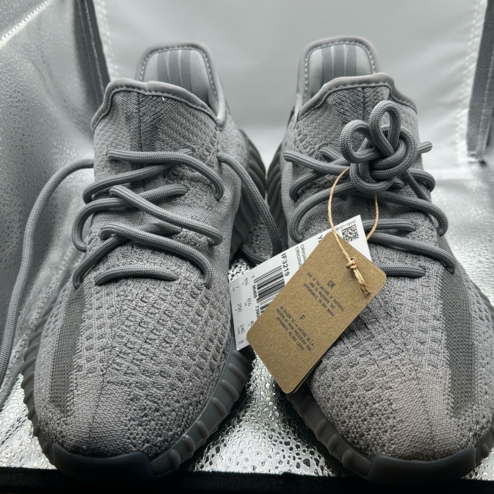 Yeezy Boost 350 V2 Size 7 BRAND NEW with box